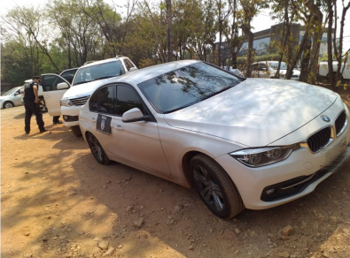 Carrões de luxo foram apreendidos com suspeitos de cometer  fraudes ambientais em Mato Grosso