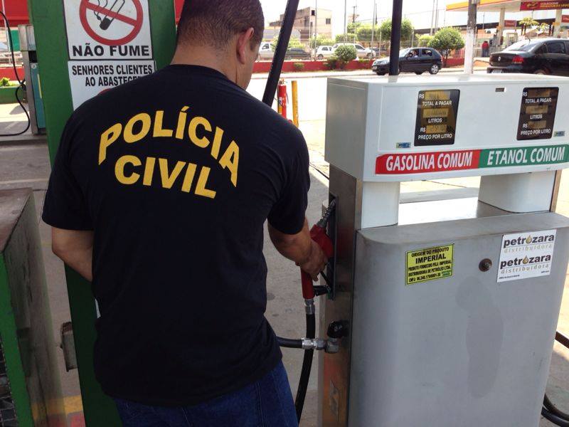 COMBUSTÍVEL A MENOS: PGC prende empresário e gerente de dois postos de gasolina que foram flagrados aplicando o