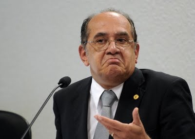   Gilmar Mendes atende a pedido de Flávio Bolsonaro e determina suspensão de caso Queiroz
