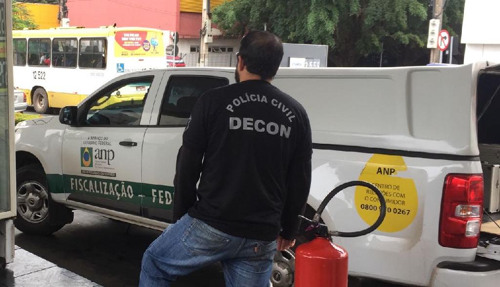 Bandidos travestidos de empresários abastecem combustível com litros a menos que o adquirido pelos clientes; 19 postos são flagrados aplicando golpes da 