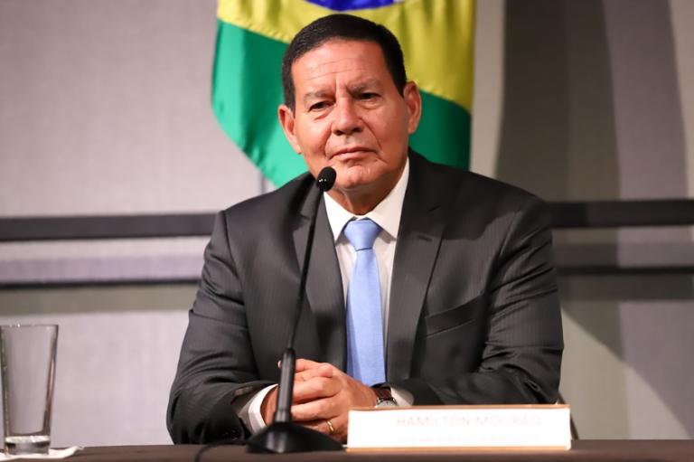  VIAGEM AO EXTERIOR:  Com Mourão na presidência, Bolsonaro  