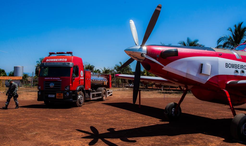 Avião cedido por MT já despejou mais de 100 mil litros de água sobre focos de incêndios no  Pantanal de MS
