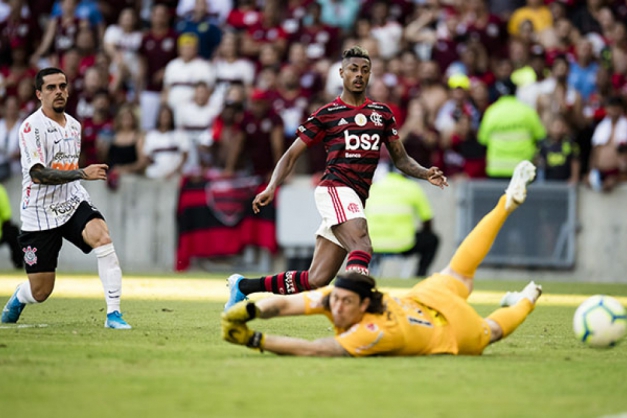 Flamengo aplica goleada no Corinthians e mantém distância de oito pontos do Palmeiras