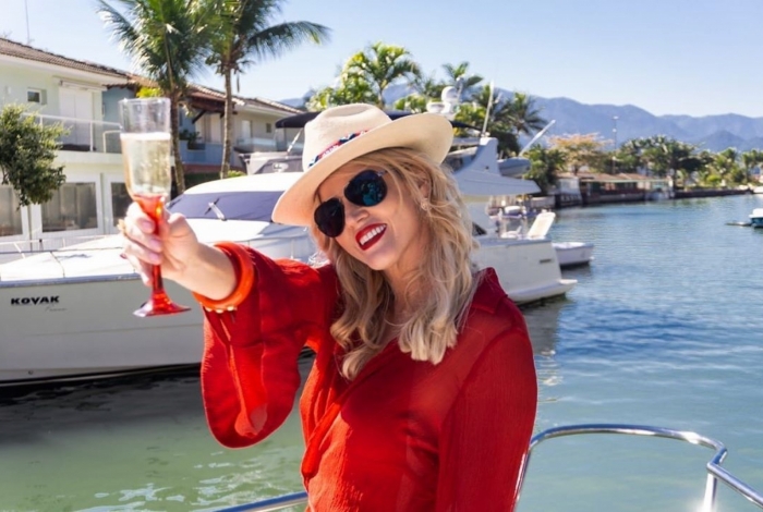 Val Marchiori esnoba de dívida de 70 mil reais com IPTU: 'Não dá nem uma bolsinha minha'