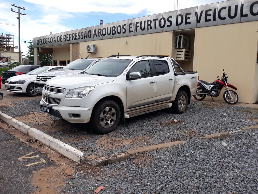 Polícia Civil localiza caminhonete roubada em lava-jato desativado
