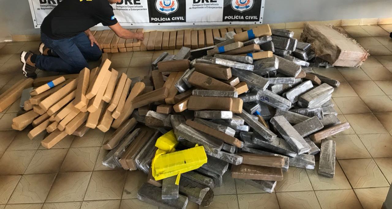 Polícia Civil e PRF apreendem 372 tabletes de maconha em veículo roubado