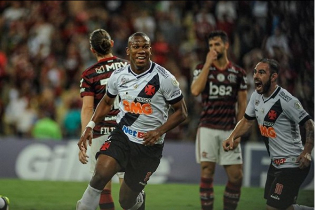  Em jogo de oito gols, Vasco empata no fim e adia chance de título do Flamengo
