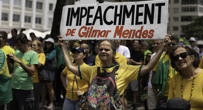 Manifestantes pedem impeachment de Gilmar Mendes em Brasília