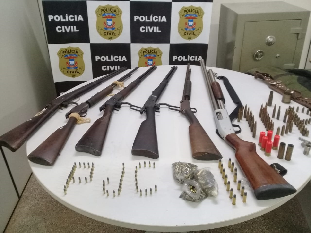  Polícia Civil apreende armas e munições durante buscas na zona rural de Cáceres