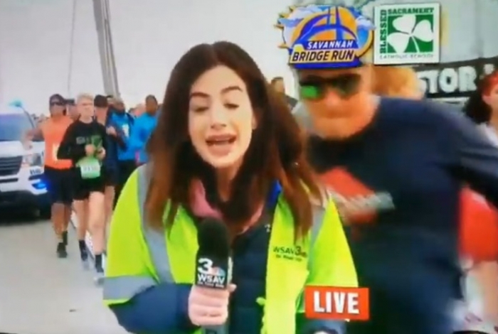 Repórter de TV é assediada e leva tapa no bumbum em transmissão ao vivo