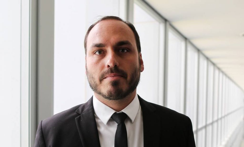 Deputado do PSL chama filho de Bolsonaro  de “Carluxa” e 