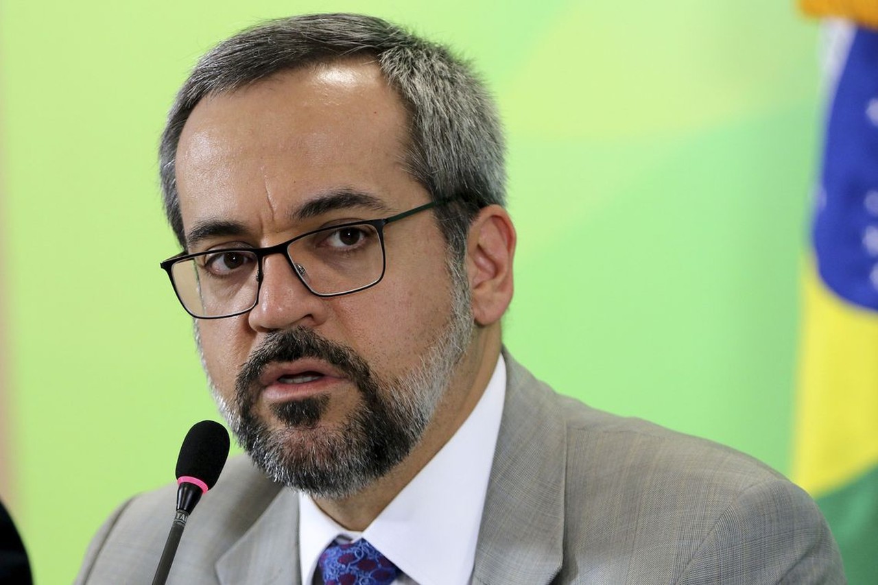Ministro da Educação comete erro 