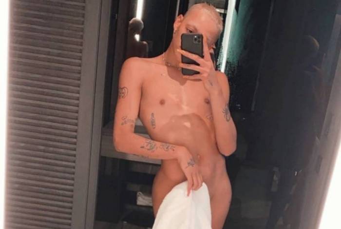 Pelada! Pabllo Vittar posa só de toalha e recebe elogios de fãs