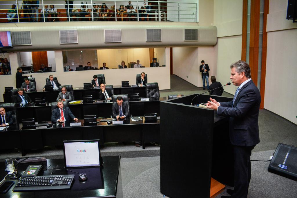 Governador debate gestão com deputados