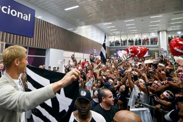 Jogador japonês é recepcionado com festas por torcedores do Botafogo