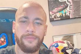 Neymar aparece careca e diz ter como referência de estilo David Beckham
