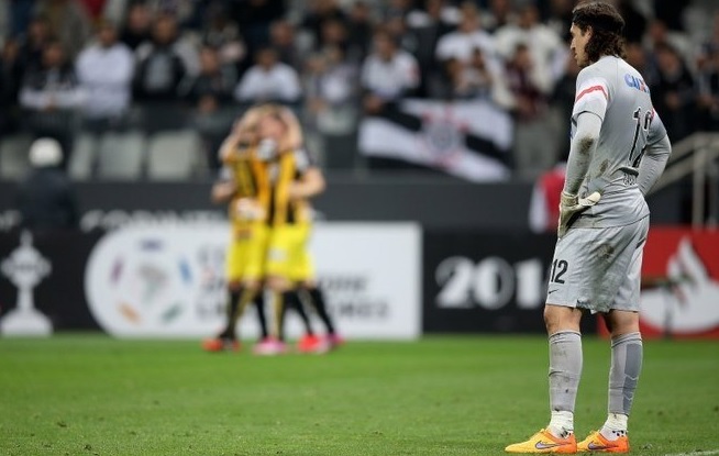 Corinthians vence por 2 a 1, mas é eliminado pelo Guaraní na segunda fase da Libertadores