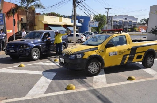 Cercado por “amarelinhos”, diretor de trânsito da Capital agride equipe de TV, fratura dedo de cinegrafista e quebra câmera 