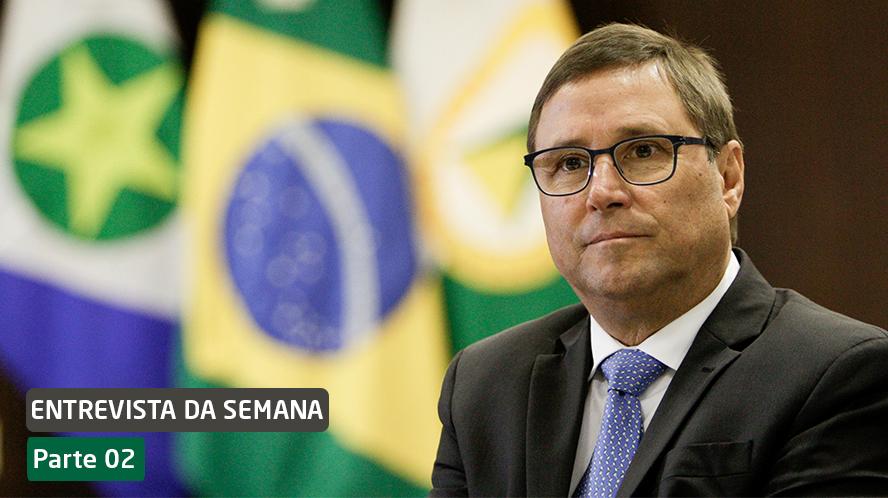 Mauro Carvalho age como “bombeiro” e explica adiamento de eleição