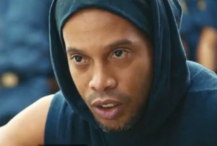 Ronaldinho Gaúcho é preso com passaporte que a polícia paraguaia diz ser 'falso'