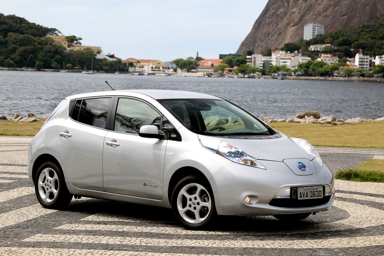 Nissan negocia com distribuidoras de energia  postos de recarga para abastecer seu carro elétrico