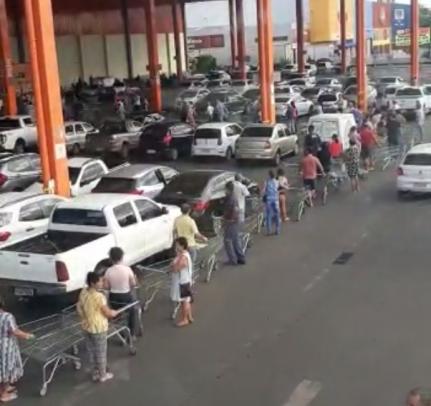 CORRERIA EM CUIABÁ: Embora não exista ameaça de desabastecimento, consumidores formam filas enormes em supermercados