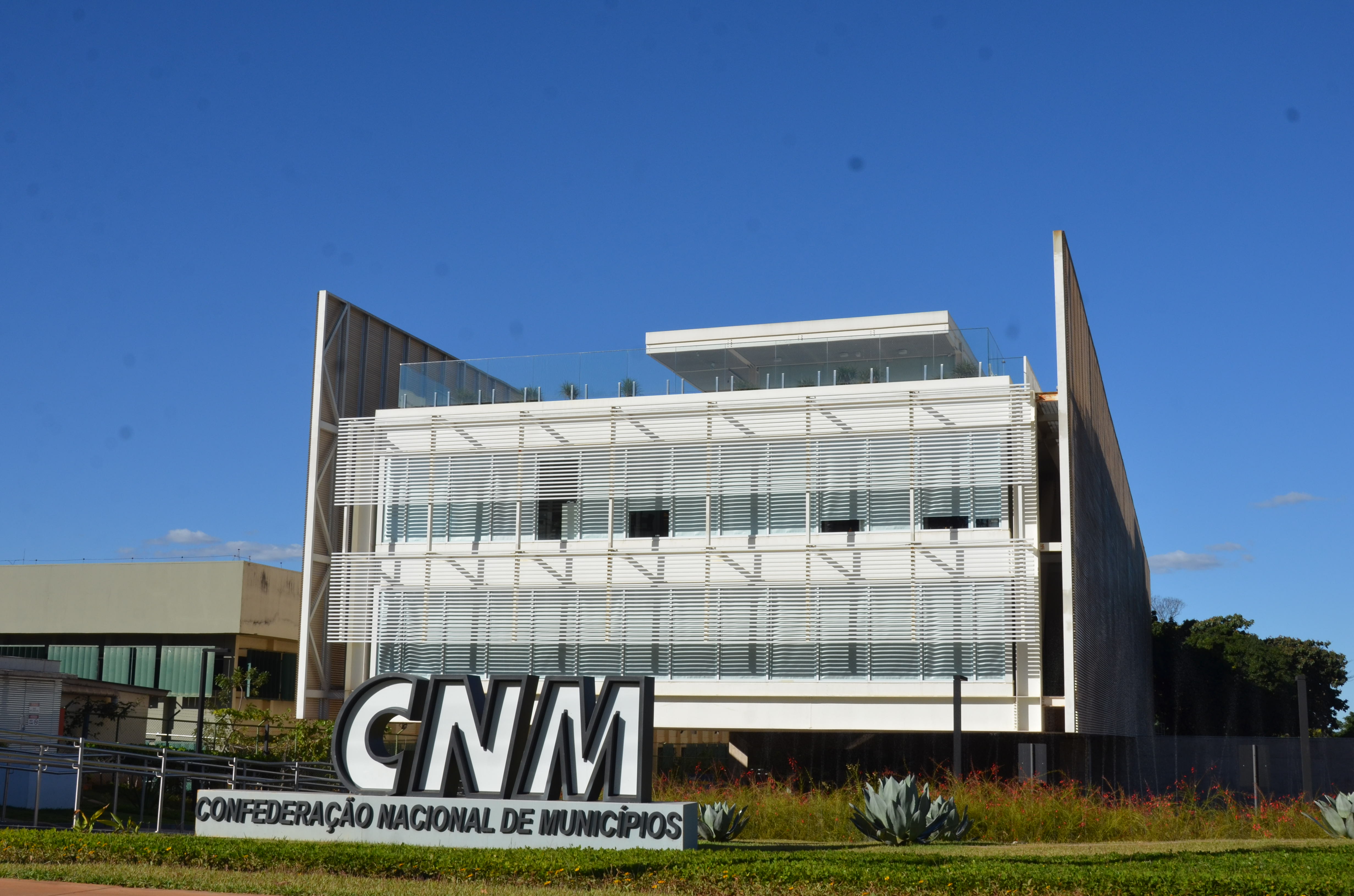 Prefeitos cobram “comando sério” no País e apoiam isolamento; CNM também defende economia mas diz que momento é de “cuidar da saúde do povo” 