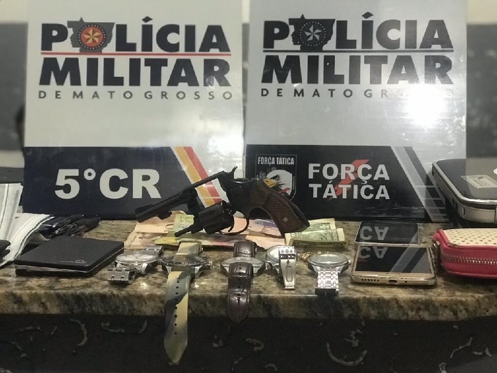 Suspeitos de trancar e roubar família em residência são presos pela PM