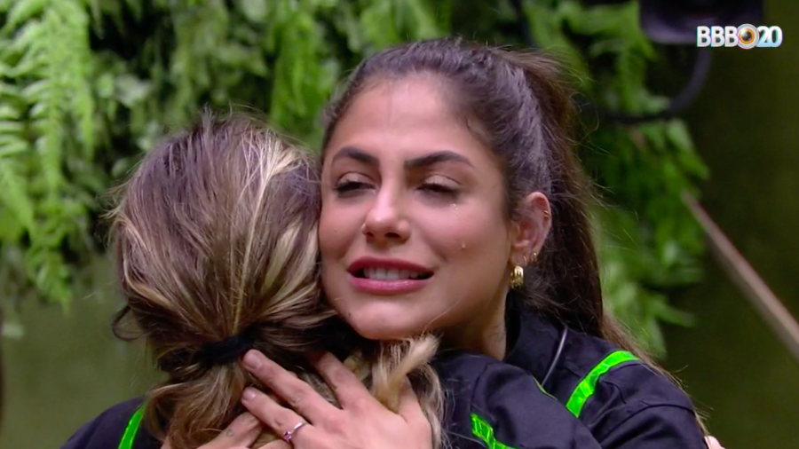Gabi e Mari se abraçam e choram após saberem que estão no paredão