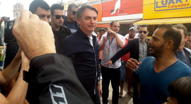 POR VIOLAR NORMAS DA SAÚDE: Twitter deleta duas publicações de Bolsonaro visitando comércio em Brasília