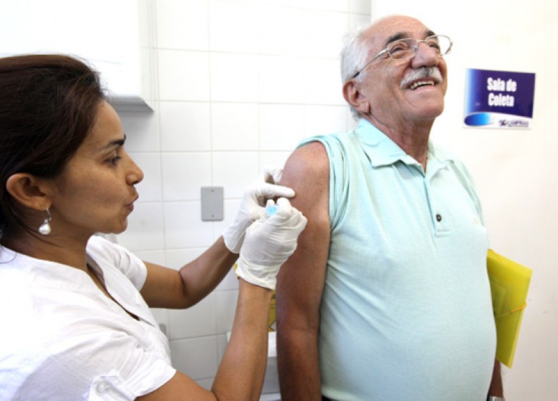 Forca-tarefa de profissionais da saúde é mobilizada nesta 5ª para ampliar vacinação contra gripe em idosos