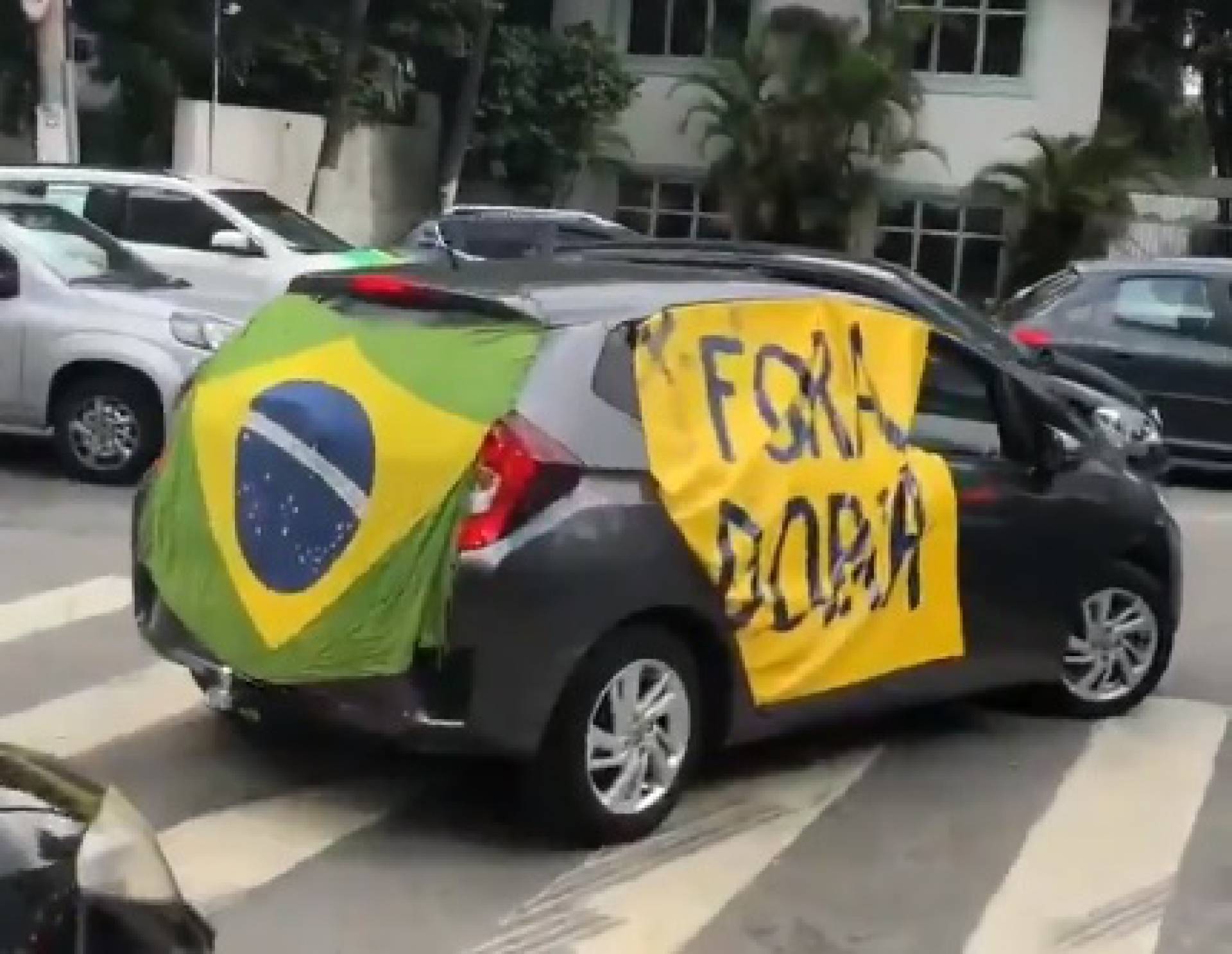 CONFUSÃO IDEOLÓGICA: Imitando armas com as mãos e gritando palavras contra o comunismo e João Doria, bolsonaristas fazem carreata “fraca” em São Paulo