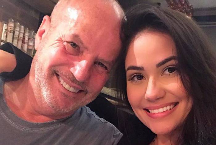 Diretor assume namoro com atriz do elenco que ele dirige