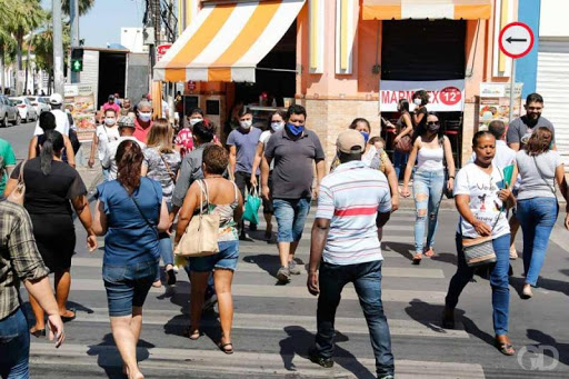 Com abertura do comércio, povo saiu às em Cuiabá e muita gente usava máscaras de proteção contra o vírus