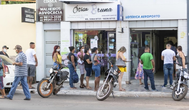 VIDAS EM RISCO: Nos bairros de Cuiabá e VG ainda é grande o número de pessoas que não usam máscaras e desrespeitam distanciamento nas filas