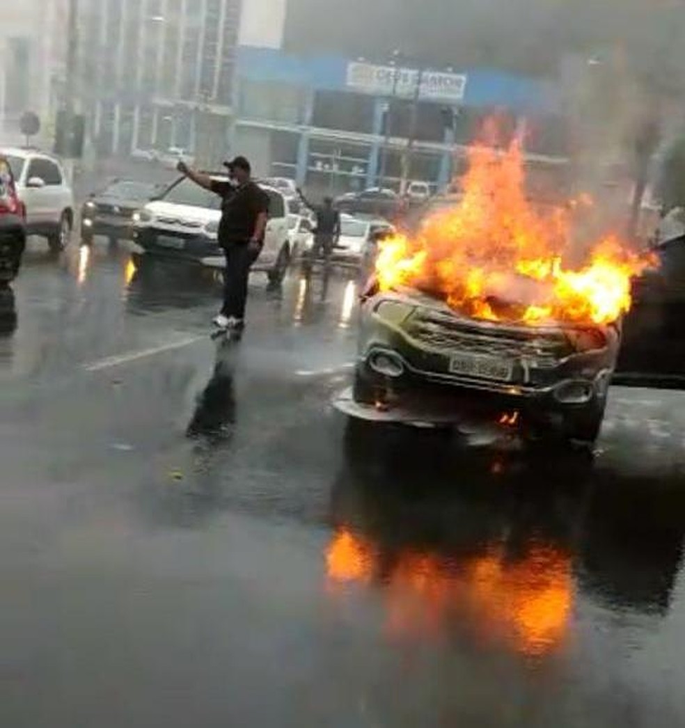 Picape pega fogo na Avenida Getúlio Vargas em Cuiabá na manhã desta quinta-feira (14)