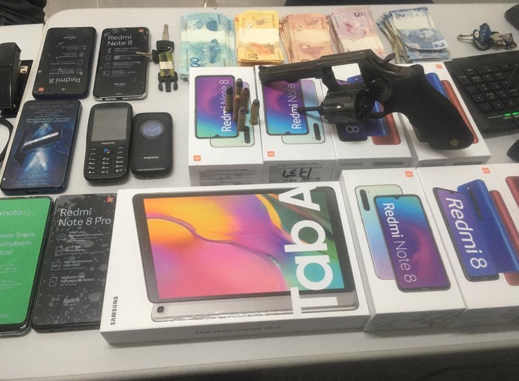 PM frustra roubo, prende três e recupera celulares e dinheiro
