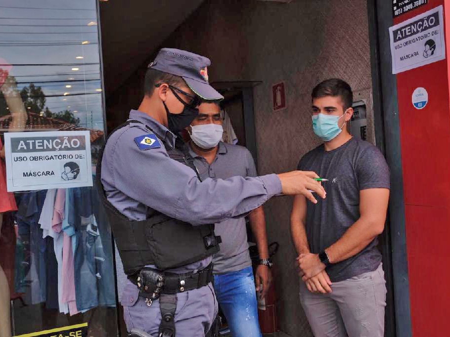 PM notifica lojistas que permitiram a entrada de clientes sem máscaras
