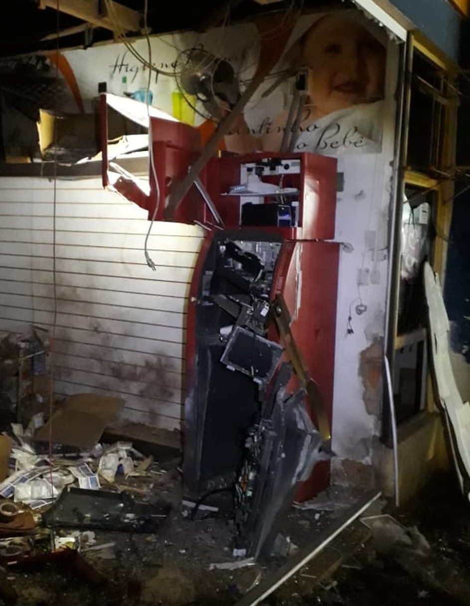 Ladrões explodiram um caixa eletrônico na madrugada deste sábado (16) e destroem drogaria em Cuiabá 