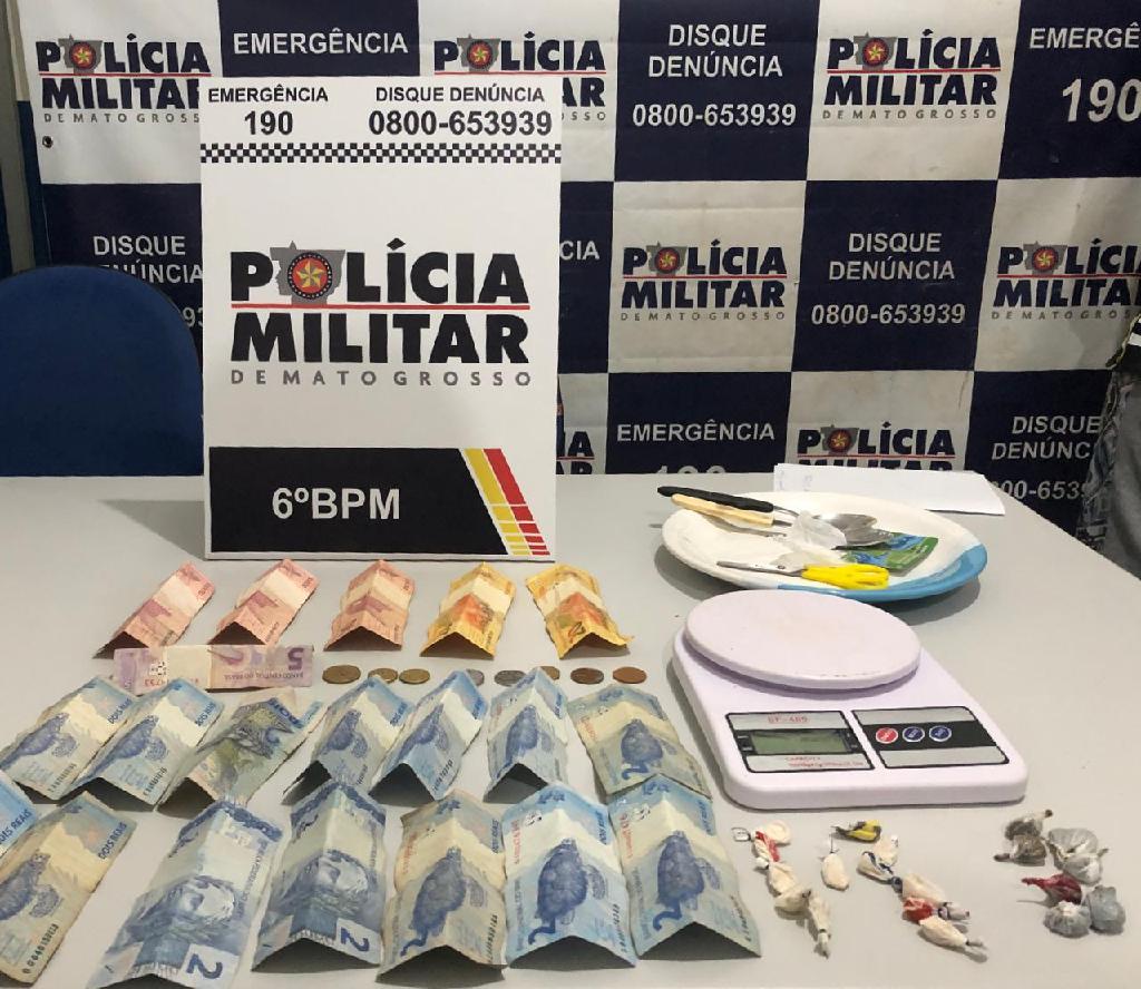 Durante ronda, PM prende dupla com porções de droga em campo de futebol