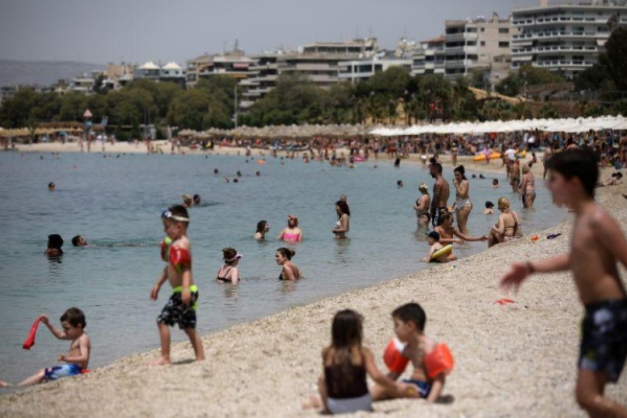 Grécia volta às praias com onda de calor, mas mantém guarda-sóis distanciados
