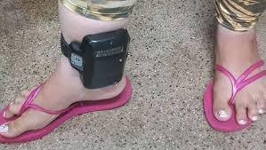 SE A MODA PEGA! Mulher com covid que saía várias vezes é condenada a ficar em quarentena com tornozeleira na perna