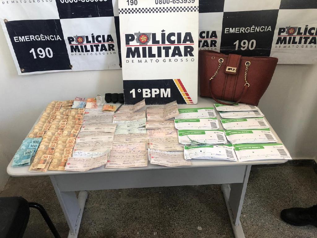 PM flagra suspeitos com R$ 25 mil furtados dentro de um veículo