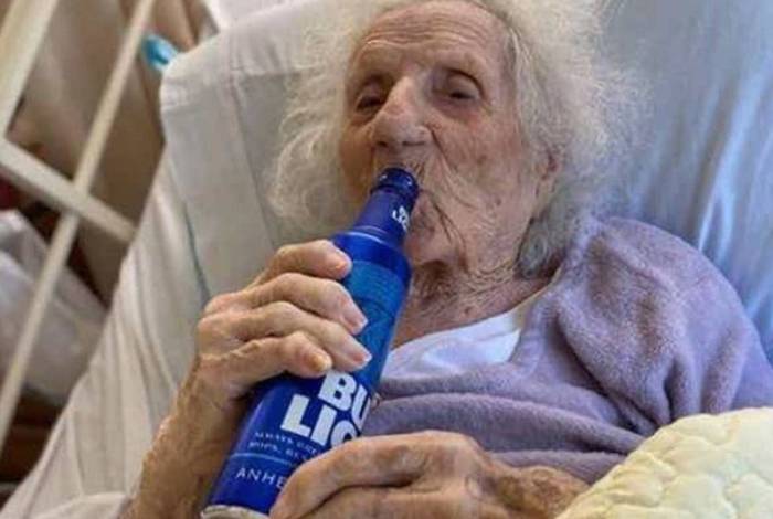 Que alegria! Idosa de 103 anos comemora cura do coronavírus bebendo cerveja