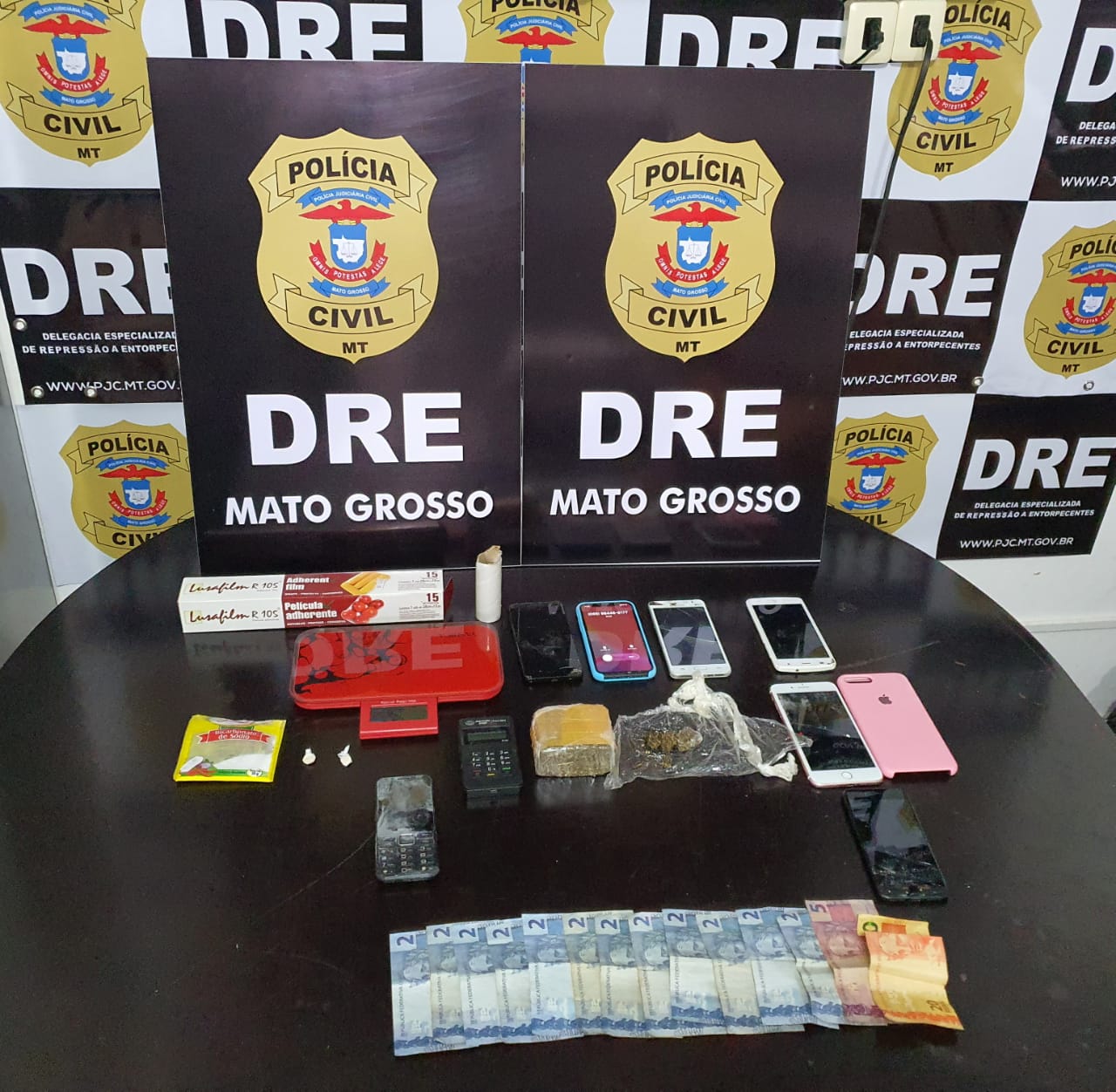 Cinco pessoas são presas por comércio de drogas no bairro José Pinto