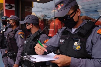 Com sinais de embriaguez, jovem é preso por recusar uso de máscara em supermercado