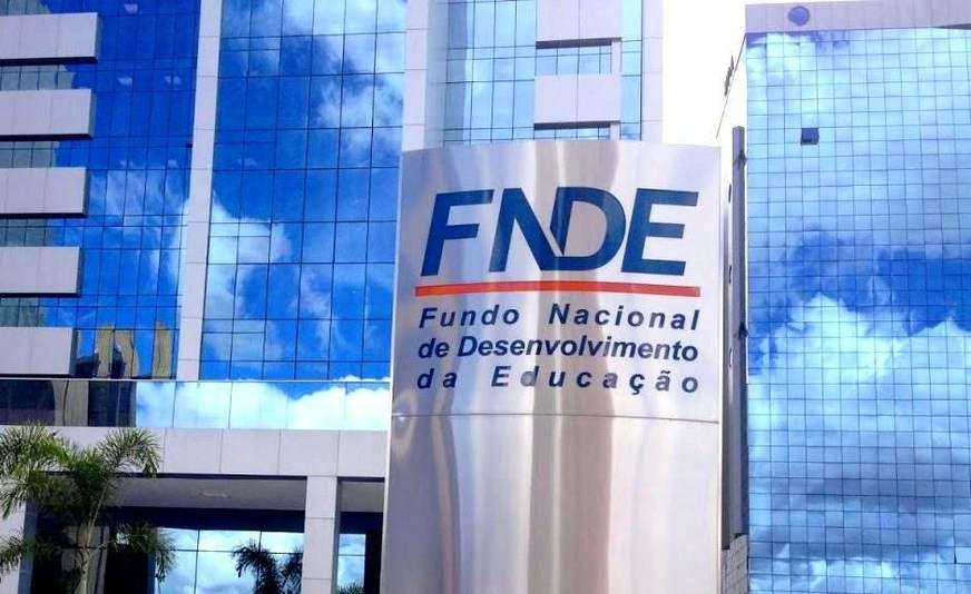 Bolsonaro volta a contemplar centrão e nomeia chefe de gabinete do presidente do PP para comandar fundo de educação
