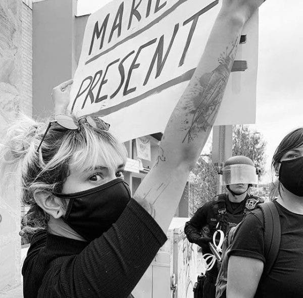 Cartaz de “Marielle Presente” marca ponto nos protestos pela morte de George Floyd nos EUA