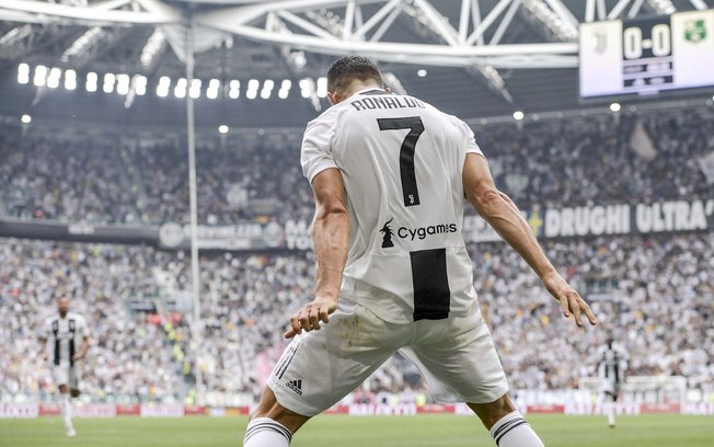 Camisa de Cristiano Ronaldo será leiloada em fundo para Covid-19