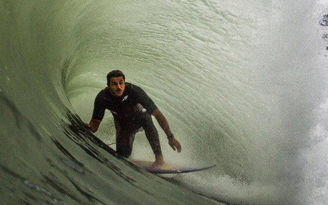 Surfista brasileiro pega tubo gigante e filma de dentro da onda